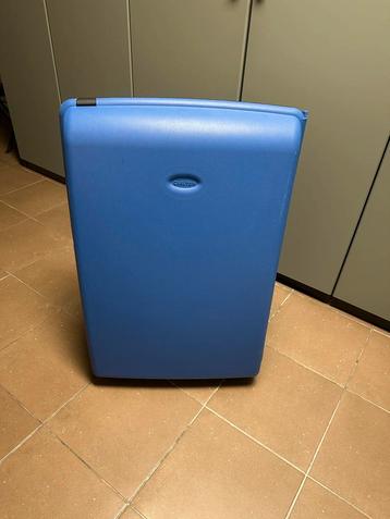 Nieuwe Carlton koffer met wielen beschikbaar voor biedingen