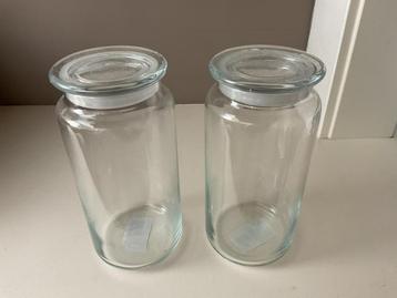 Twee glazen potten beschikbaar voor biedingen