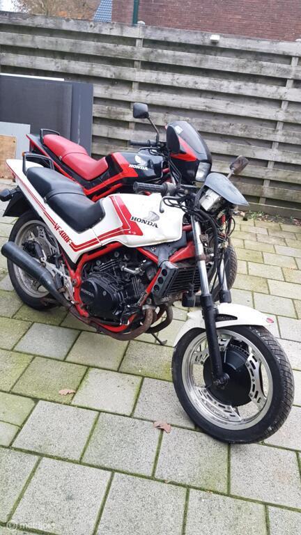 Honda VF 400 F 2 stuks compleet in onderdelen/demontage, Motoren, Onderdelen | Honda, Gebruikt, Ophalen of Verzenden