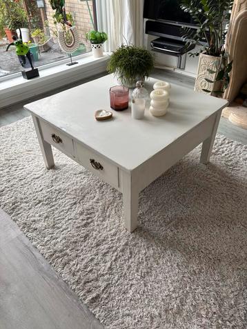 Witte salontafel van oude eiken kassatafel beschikbaar voor biedingen