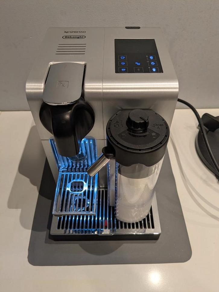 Nespresso DeLonghi Lattissima Pro, Witgoed en Apparatuur, Koffiezetapparaten, Gebruikt, Koffiepads en cups, Espresso apparaat