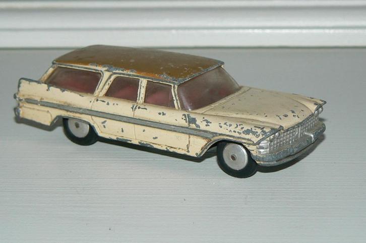 Plymouth Sports Suburban Station Wagon 1960. Corgi Toys 219, Hobby en Vrije tijd, Modelauto's | 1:43, Gebruikt, Auto, Corgi, Ophalen of Verzenden