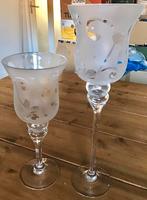 2 PRACHTIGE GLAZEN VAZEN OP VOET MET BLOEMMOTIEF, Huis en Inrichting, Woonaccessoires | Vazen, Overige kleuren, Ophalen of Verzenden
