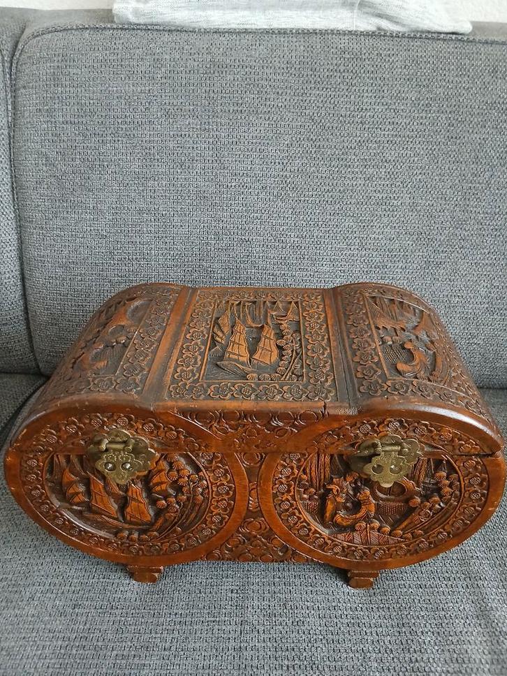 Chinese houten kist met houtsnijwerk chinees kistje, Antiek en Kunst, Kunst | Beelden en Houtsnijwerken, Ophalen of Verzenden