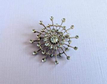 Grote broche, zilverkleurig met glittersteentjes beschikbaar voor biedingen