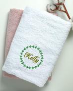 Kerst of Sint tip? Handdoek met geborduurde naam en krans, The River House, Info@theriverhouse.nl, Overige kleuren, Handdoek