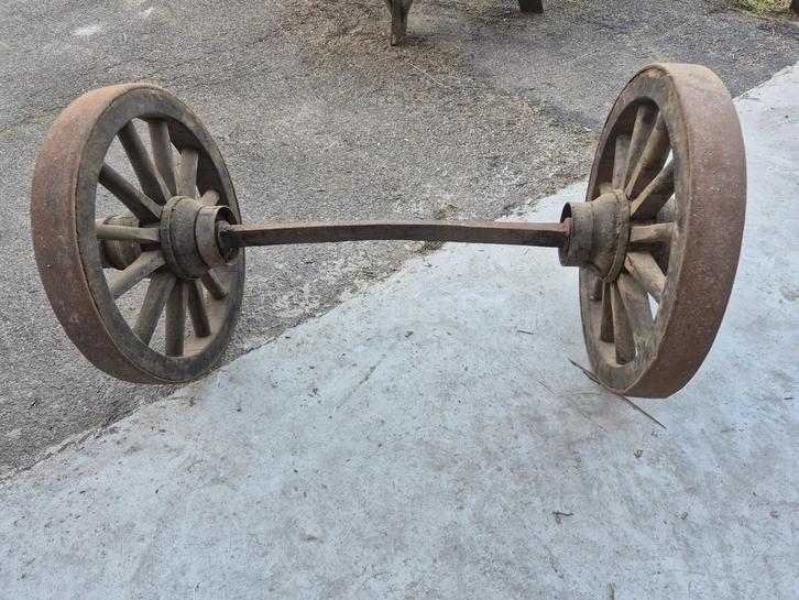 Antieke wielen met as, Antiek en Kunst, Antiek | Gereedschap en Instrumenten, Ophalen