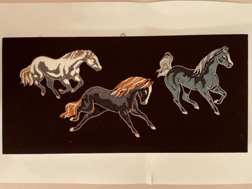 Vintage wanddecoratie doek paarden in galop. Applicatie., Antiek en Kunst, Kunst | Overige Kunst, Ophalen