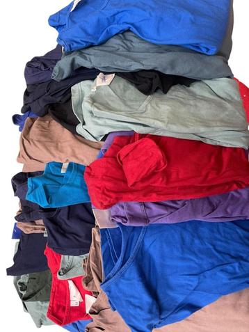 Partij van 30 T-shirts in diverse kleuren en maten beschikbaar voor biedingen
