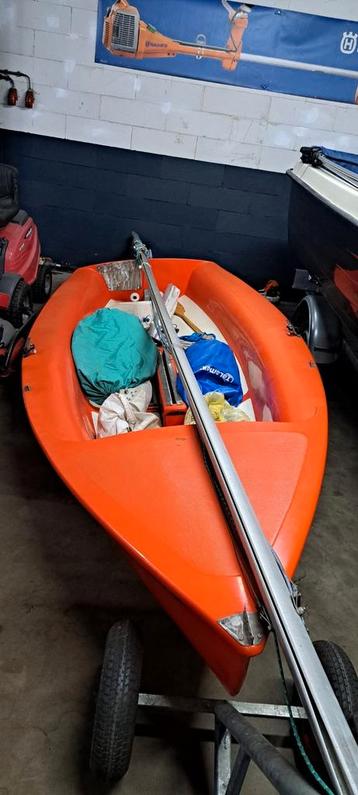 Compleet zeilbootje mag weg voor weinig beschikbaar voor biedingen