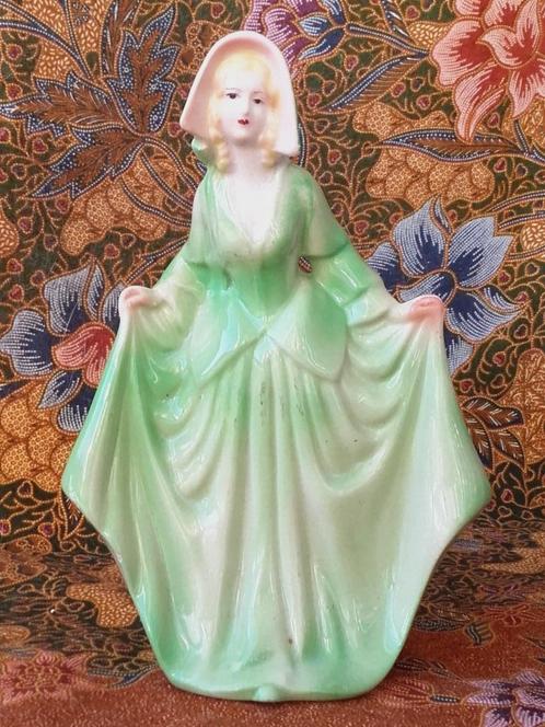 Mooi oud vintage beeldje uit Engeland van een vrouw 19,5 cm., Antiek en Kunst, Antiek | Porselein, Ophalen of Verzenden