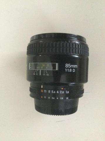 Nikon 85mm 1.8 AF-D + zonnekap HN-23 als nieuw beschikbaar voor biedingen