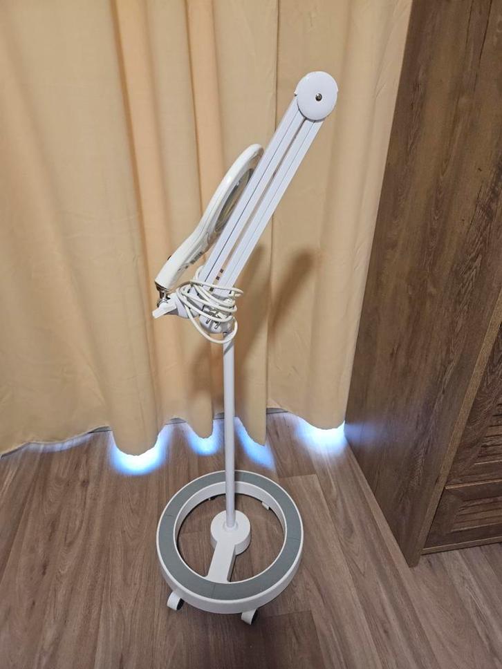 Velleman loeplamp met verrijdbare en stabiele voet, Huis en Inrichting, Lampen | Vloerlampen, Zo goed als nieuw, 100 tot 150 cm