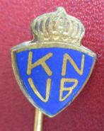 vintage voetbalspeldje K.N.V.B. knvb voetbalbond voetbal, Ophalen of Verzenden, Gebruikt, Sport, Speldje of Pin