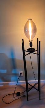Industriële vloerlamp met lampbol, Huis en Inrichting, Ophalen, 100 tot 150 cm, Zo goed als nieuw, Glas