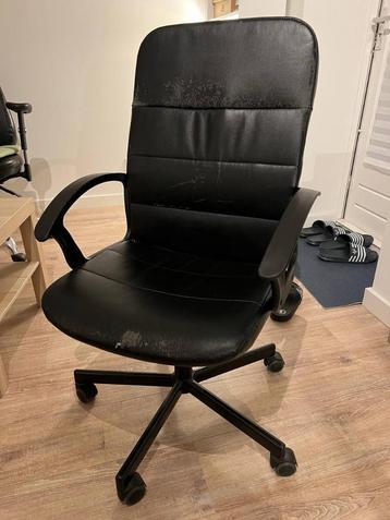 Zwarte bureaustoel beschikbaar voor biedingen