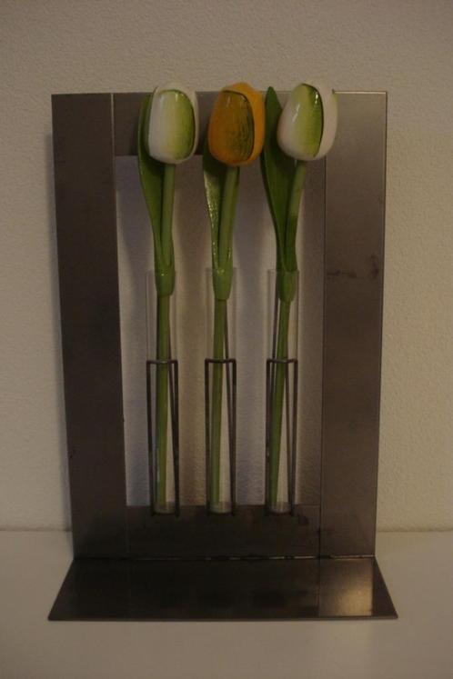 Nieuw modern metalen kunstwerk met 3 houten tulpen 40cm vaas, Antiek en Kunst, Kunst | Designobjecten, Ophalen of Verzenden