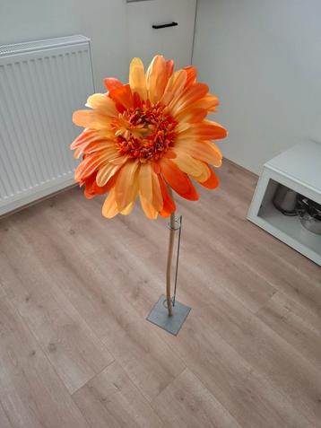 Mooie bijzonder grote kunstbloem met standaard beschikbaar voor biedingen