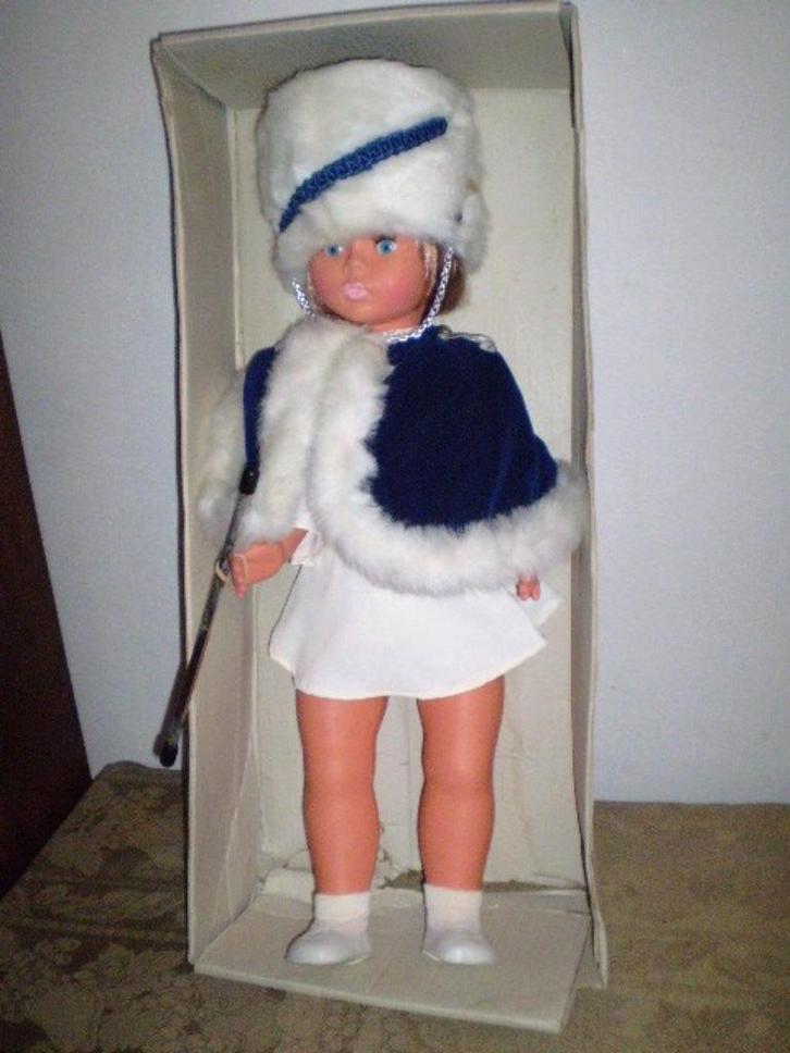 POP MET BATO MAJOETTEKLEDING HAARLEM JAREN 60, Verzamelen, Poppen, Gebruikt, Pop, Ophalen of Verzenden