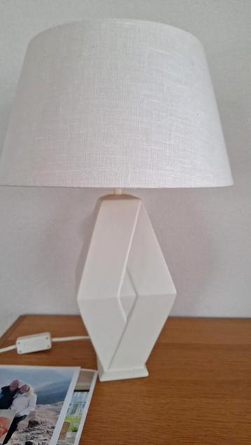 Mooie ecru tafellamp met stoffen kap