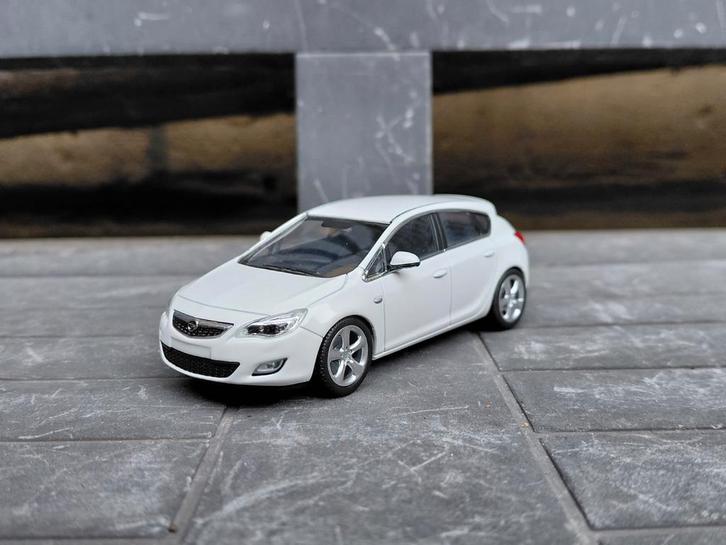 Opel Astra J hatchback 2009-2015 Schneeweiß 1/43 Minichamps, Hobby en Vrije tijd, Modelauto's | 1:43, Zo goed als nieuw, Auto