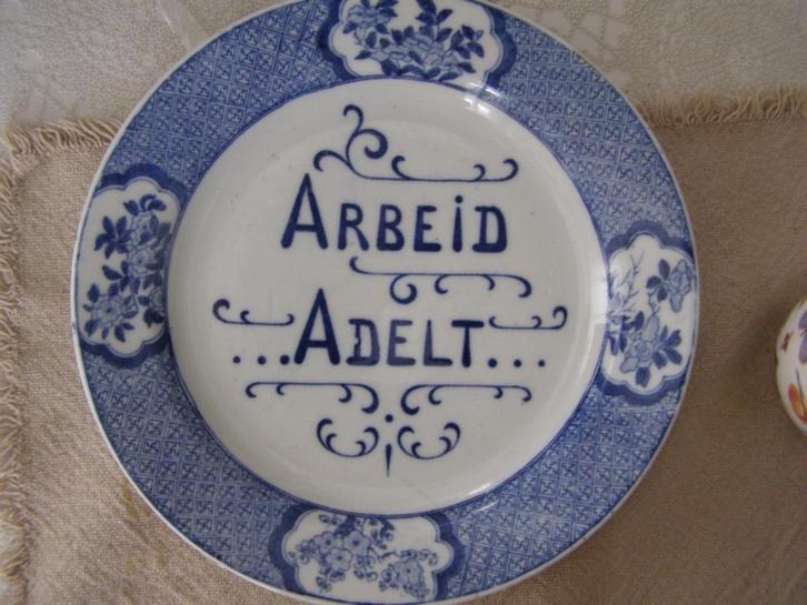 tekstbord porselein Chinees gesign Tekst Arbeid Adelt 23 cm, Huis en Inrichting, Woonaccessoires | Tekstborden en Spreuken, Gebruikt