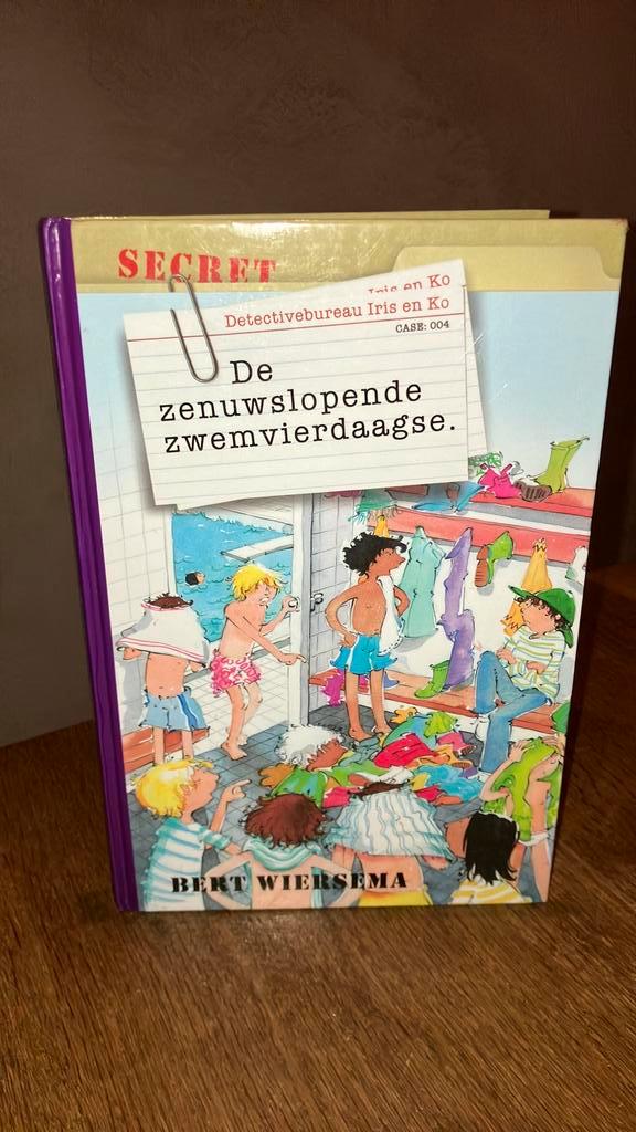 KR-7 Bert Wiersema Iris&Co- De zenuwslopende zwemvierdaagse, Boeken, Kinderboeken | Jeugd | 10 tot 12 jaar, Gelezen, Ophalen of Verzenden