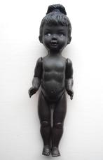 Pop donkergetint. Jaren '60.  Pop met knotje op hoofd., Verzamelen, Poppen, Ophalen of Verzenden, Zo goed als nieuw, Pop