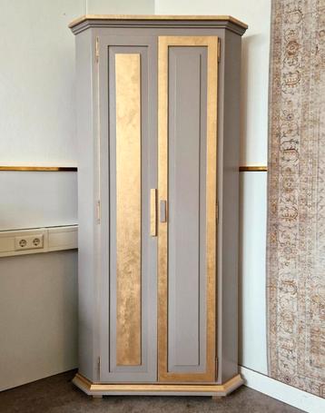 Modern look hoekkast in taupe en goud  beschikbaar voor biedingen