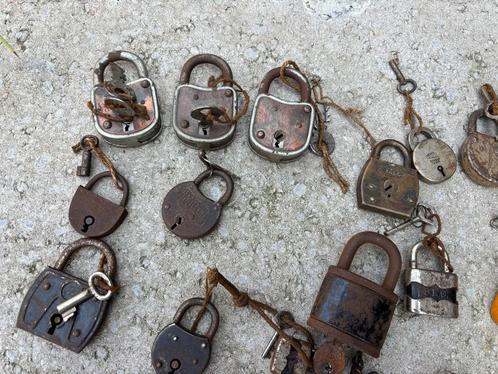 28 antieke werkende hangsloten, Antiek en Kunst, Curiosa en Brocante, Ophalen of Verzenden