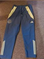 Ajax sportbroek, Ophalen