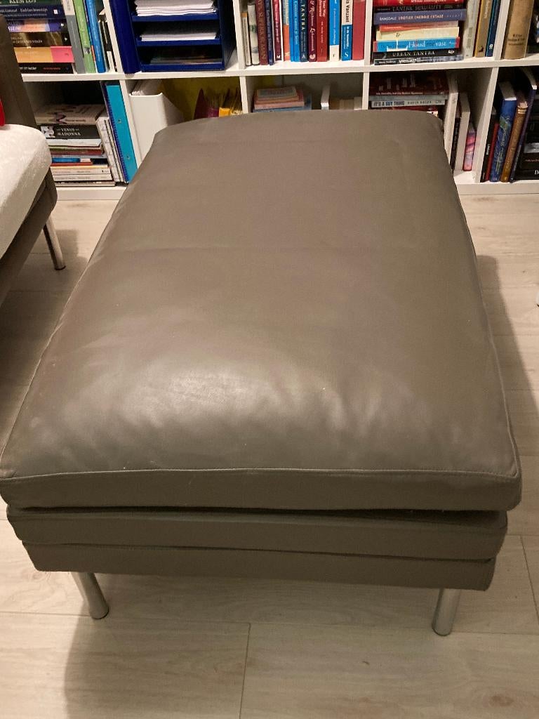 gezellige voetenbank, met 3dubbel kussen, taupe leder, Ophalen, Gebruikt, Modern, 4 ronde metalen poten 18 cm hoog, afschroefbaar.