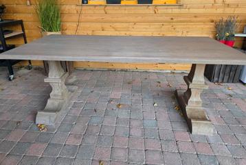 Mooie, robuuste kloostertafel beschikbaar voor biedingen