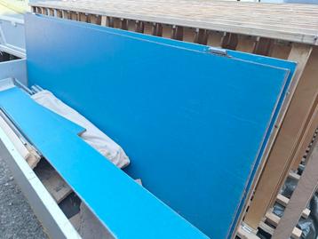 Trespa platen lichtgrijs panelen 2 blauwe deuren. beschikbaar voor biedingen