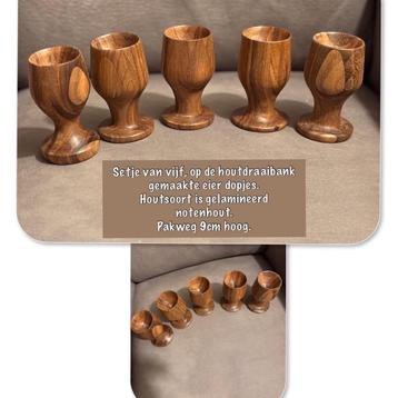 Prachtig notenhouten eierdopjes beschikbaar voor biedingen