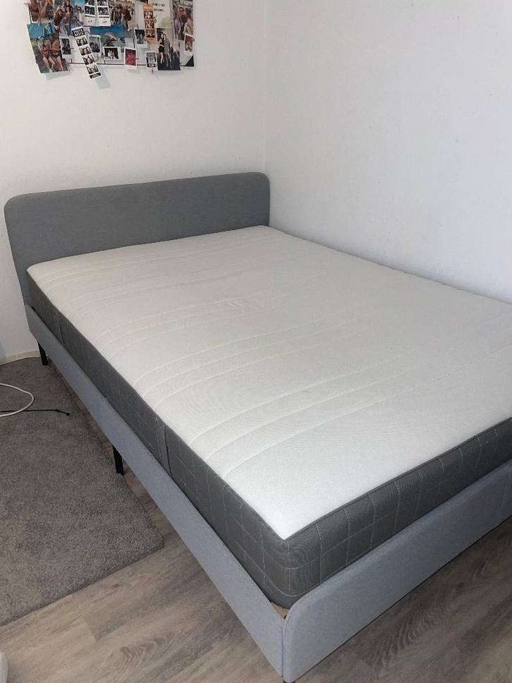 Bed inclusief matras, Huis en Inrichting, Slaapkamer | Bedden, Gebruikt, Tweepersoons, 140 cm, 200 cm, Stof, Grijs, Ophalen