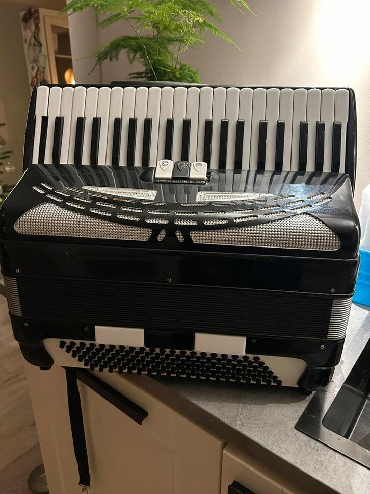 Accordeon zelf spelend, Muziek en Instrumenten, Accordeons, Gebruikt, Toetsaccordeon, 80-bas, Overige merken, Met riemen, Ophalen