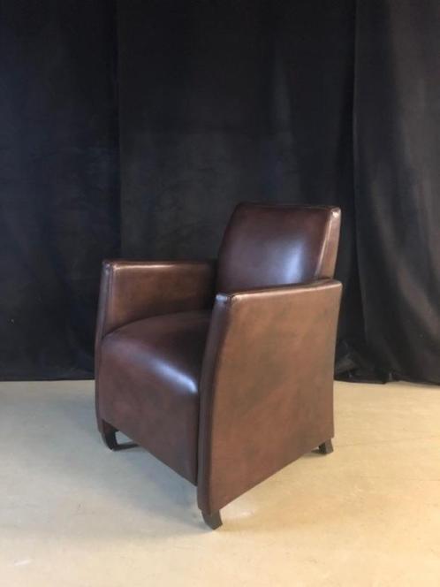 Engelse fauteuil in bruin rundleder van Jeantique, Huis en Inrichting, Fauteuils, Zo goed als nieuw, Leer, 75 tot 100 cm, 75 tot 100 cm