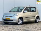 Daihatsu Sirion 2 1.3-16V Comfort AUTOMAAT AIRCO, Auto's, Daihatsu, Gebruikt, 4 cilinders, Beige, Bedrijf