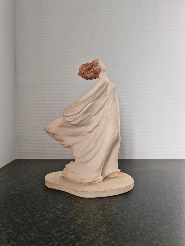 Beeld van vrouw in jurk, trots vastberaden dapper art nouvea, Huis en Inrichting, Lampen | Tafellampen, Zo goed als nieuw, Minder dan 50 cm