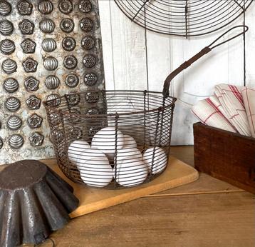 Brocante oude draad mand met handvat beschikbaar voor biedingen
