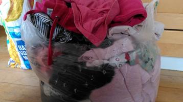 Gratis kleding  beschikbaar voor biedingen