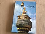 Nepal, is een land in Azië, gelegen in de Himalaya tussen, Boeken, Diverse auteurs, Azië, Ophalen of Verzenden, Zo goed als nieuw