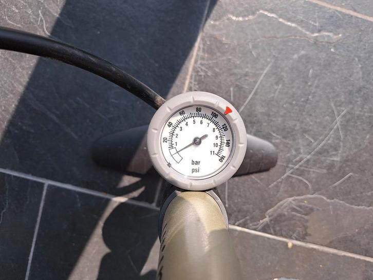 Fietspomp met drukmeter ( biketotaal), Fietsen en Brommers, Fietsaccessoires | Fietspompen, Zo goed als nieuw, Drukmeter, Ophalen of Verzenden