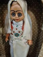 Pop vintage gesluierd in oude doos, Verzamelen, Poppen, Ophalen of Verzenden, 'T Olde Gre-j, Info@toldegrej.nl, Endepoelstraat 20f Didam