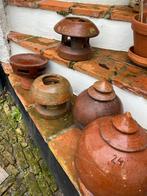 Oude terracotta potten en schoorsteenpijpen, Ophalen