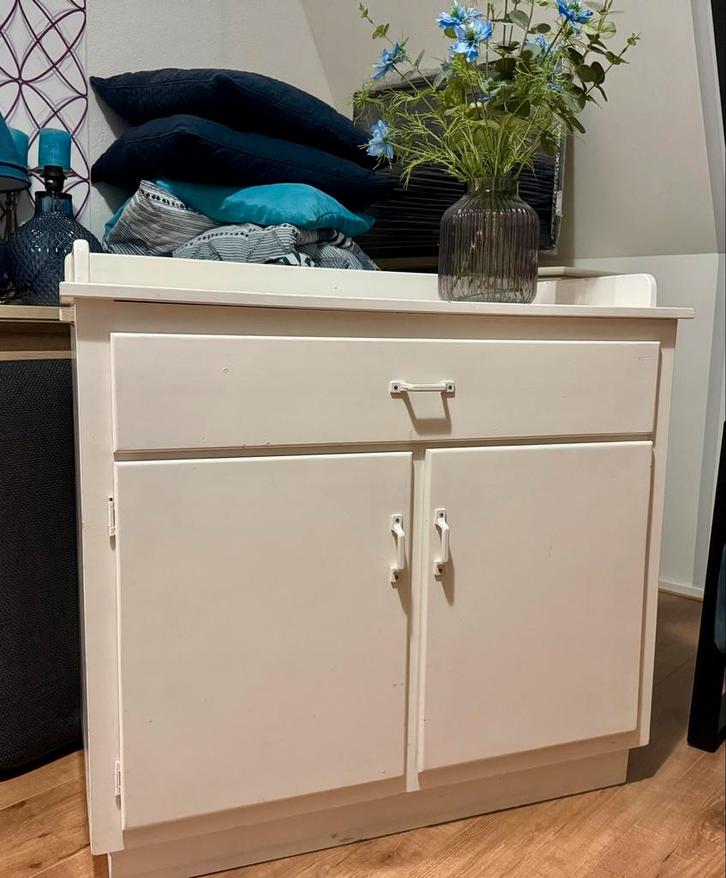 Witte commode met plank, Kinderen en Baby's, Kinderkamer | Commodes en Kasten, Zo goed als nieuw, Commode, 90 tot 105 cm, 100 cm of meer