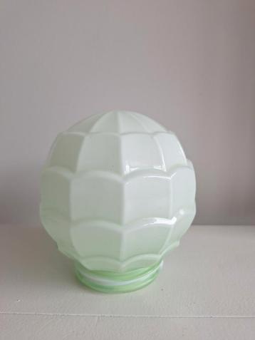 Vintage art deco Thabur glazen kap–zachtgroen opaalglas beschikbaar voor biedingen