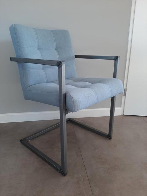 Lichtblauwe slede stoel met armleuningen, Huis en Inrichting, Stoelen, Zo goed als nieuw, Eén, Metaal, Stof, Blauw, Ophalen