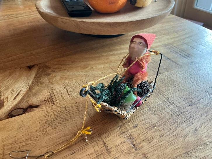 Antiek kerstmannetje op slee, Diversen, Kerst, Gebruikt, Ophalen of Verzenden